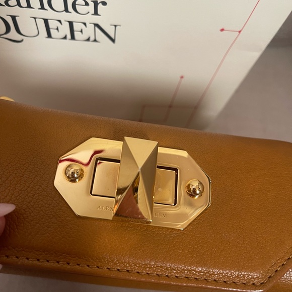 Alexander McQueen handbag show the bag or clutch 100% authentic - Picture 16 of 16